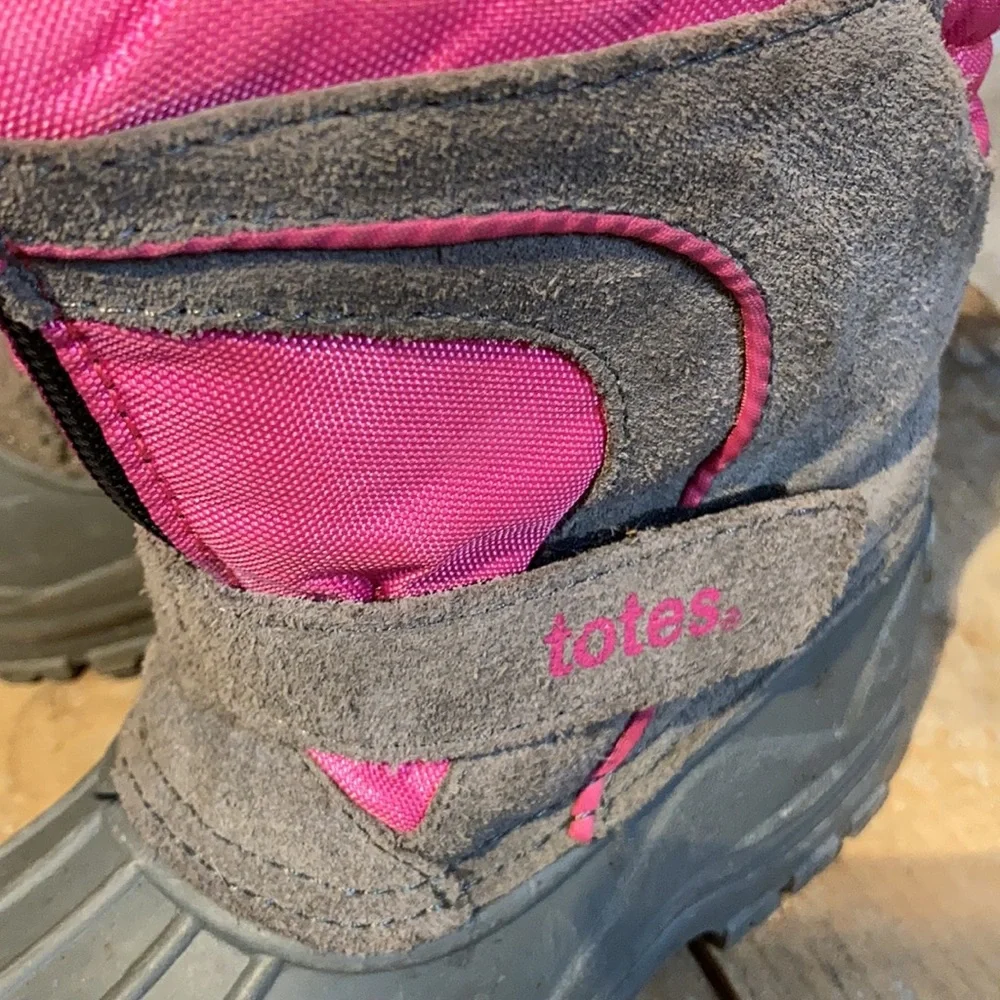 Size 10 Girls Totes winter snow boot. Leather and man made materials.